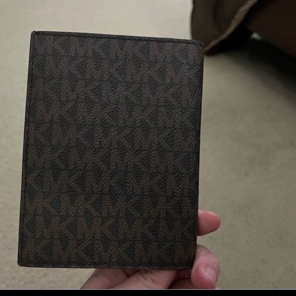 Michael Kors Luxury Leather Wallet - Picture 2 of 3